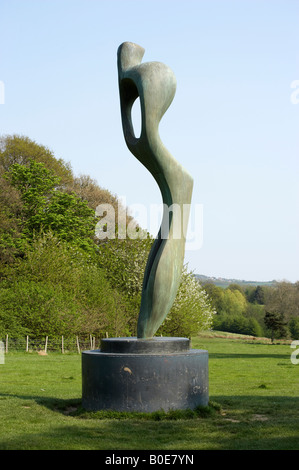 Formulaire de l'intérieur grande sculpture de Henry Moore au YORKSHIRE SCULPTURE PARK Banque D'Images