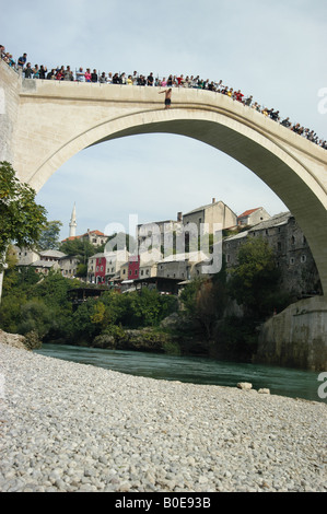 Plongée à partir du pont de Mostar - Bosnie Herzégovine - BH 2004 Banque D'Images