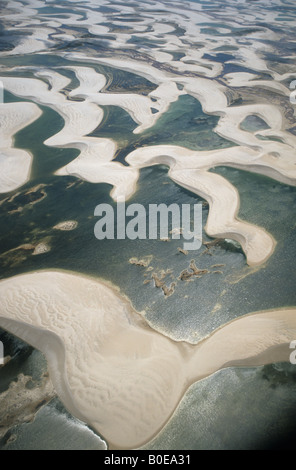 Vue aérienne de Lencois Maranhensis deseert le complexe de dunes de sable et des lagunes dans Marahao temporaire dans le nord est du Brésil Banque D'Images