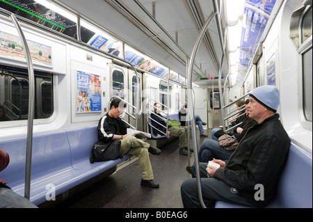 Les navetteurs sur le NYC Subway à Manhattan, New York City, NY Banque D'Images