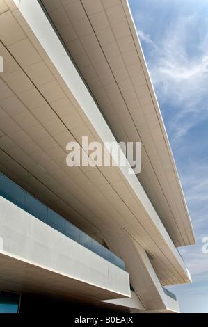 Voiles & vents pavillon - Veles e Vents. La Longue, large, blanc, terrasses construites pour les VIP pour regarder l'Americas Cup regatta yachts. Banque D'Images