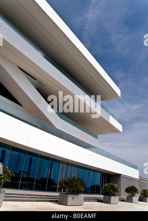 Voiles & vents pavillon - Veles e Vents. La Longue, large, blanc, terrasses construites pour les VIP pour regarder l'Americas Cup regatta yachts. Banque D'Images