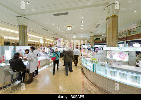 Dans les comptoirs de cosmétiques du grand magasin Macy's, 151 West 34th Street, Manhattan, New York City Banque D'Images