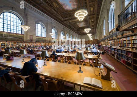 Lecture Ivory Rose, New York Public Library, 5e Avenue, Manhattan, New York, New York City Banque D'Images