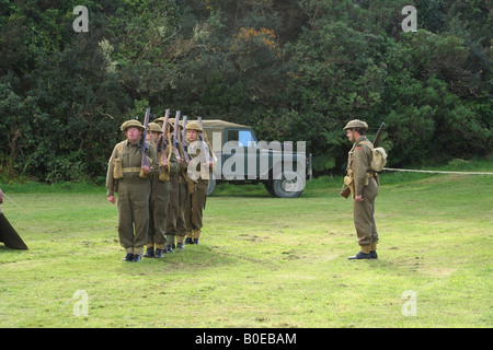 Des soldats dans un WW-II de reconstitution Banque D'Images