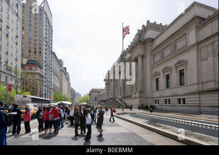 Les écoliers à l'extérieur du Metropolitan Museum of Art, Cinquième Avenue, New York City Banque D'Images