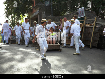 Les pilotes de luge connu localement comme Carreiros wearing straw plaisanciers se préparent à prendre les touristes de Monte à Livramonte. Banque D'Images