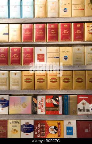 Les produits du tabac à la vente à un bureau de tabac à New Delhi, en Inde. Banque D'Images