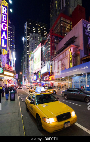 Yellow Taxi Cab sur West 42e Rue, à Times Square, Manhattan, New York City Banque D'Images