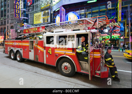 Camion à incendie la nuit sur la 42e Rue Ouest à Times Square, Manhattan, New York City Banque D'Images