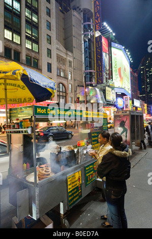 Stand de hot-dog sur la 42e Rue Ouest à Times Square, Manhattan, New York City Banque D'Images