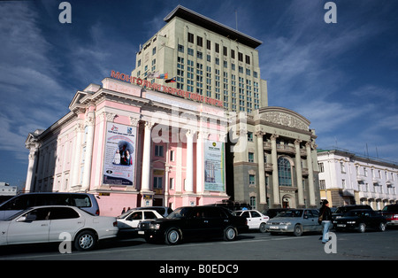 25 octobre 2006 - Sukhe-Bator Square dans la capitale mongole d'Ulaan-Baatar avec le siège des zoos et Golomt Bank. Banque D'Images