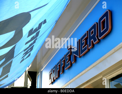 Signer sur une branche du Caffe Nero chaîne dans Cambridge en Angleterre Banque D'Images