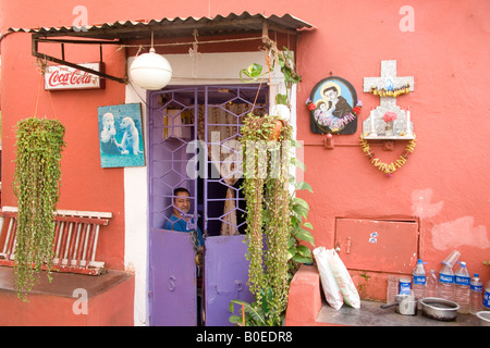 Une maison dans la ville de Panaji (également connu sous le nom de Panjim) à Goa, Inde. Les icônes religieuses sont accrochées sur le mur de la maison. Banque D'Images