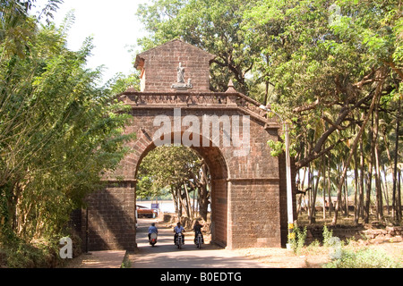 Le vice-roi dans l'arche du vieux Goa, Inde. Banque D'Images