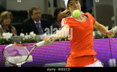 Justine Henin renvoie la balle pendant qu'il match contre Maria Sharapova Banque D'Images