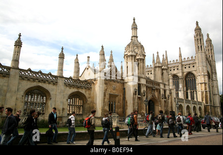 Les touristes sur Kings Parade à Cambridge Banque D'Images