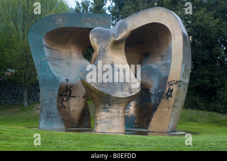 Grande figure dans un refuge Gran figura en un refuge par Henry Moore à Gernika Pays basque Espagne Banque D'Images