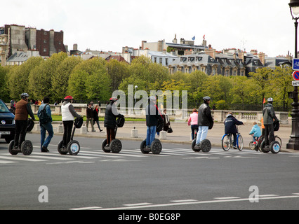 Les touristes respectueux de l'équitation l'équilibre entre les véhicules électriques comme ils le long des rives de la Seine à Paris Banque D'Images