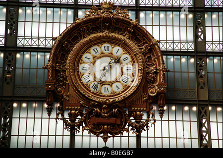 A proximité de l'ancienne gare ornée géant réveil dans le Musée d'Orsay Paris France Banque D'Images