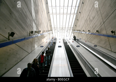 Escaliers mécaniques à la station de métro de Bermondsey à Londres Banque D'Images