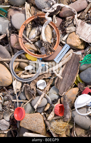 Plage de la mer d'Irlande pollution déchets en plastique sur le rivage à l'highwater mark Scotland UK Banque D'Images