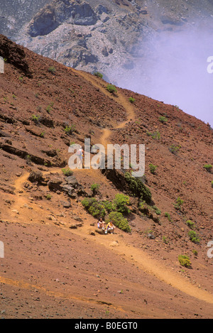 Randonneurs sur le sentier des sables bitumineux dans le Cratère de Haleakala National Park Haleakala Maui Hawaii Banque D'Images