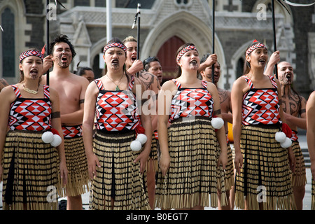 Les danseurs maoris de Nouvelle-Zélande en tenue traditionnelle maorie exécutent des routines de danse à Cathedral Square, Christchurch, Nouvelle-Zélande, 2008 Banque D'Images