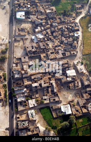Un village rural vue d'un ballon à air chaud sur West Bank près de Luxor Egypte Banque D'Images