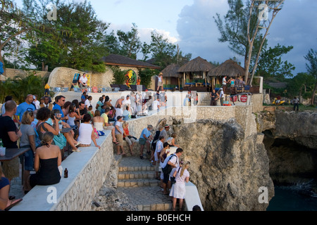 La Jamaïque Negril Ricks Cafe foule en attente de Cliff Diver Banque D'Images