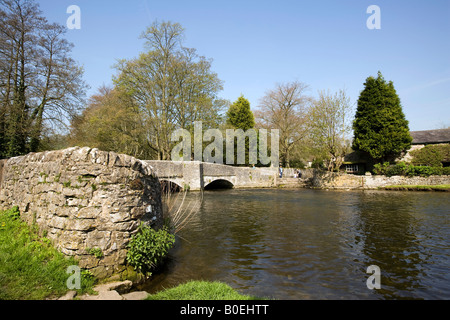 Royaume-uni Derbyshire Ashford dans l'eau vieux cheval Sheepwash bridge crossing River Wye Banque D'Images