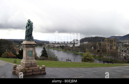 Une statue de Flora MacDonald surplombe la rivière Ness à Inverness Banque D'Images