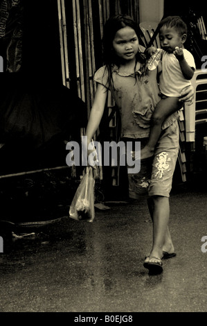 Begger enfant avec son frère, aranyaprathet, marché thai -frontière cambodgienne Banque D'Images