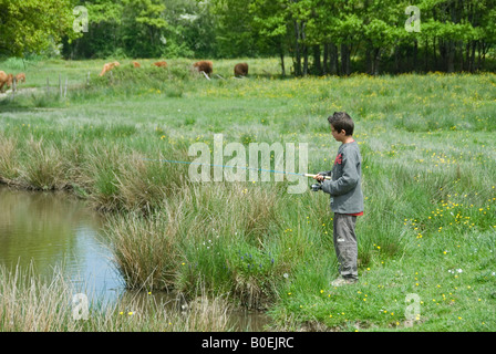 Stock photo d'un jeune garçon pêche à la photo a été taekn dans la région de France Banque D'Images