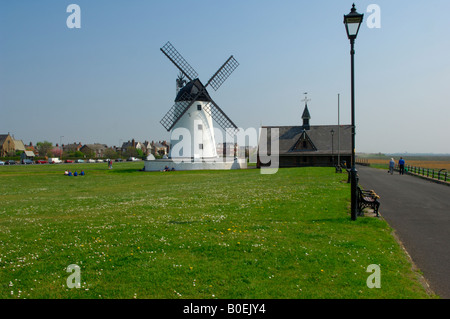 Le moulin et le vieux canot-maison sur la promenade de Lytham Banque D'Images