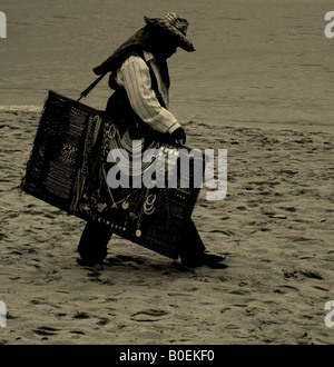 Vendeur d'artisanat hawking ses marchandises sur la plage à Koh Samui, Thaïlande Banque D'Images