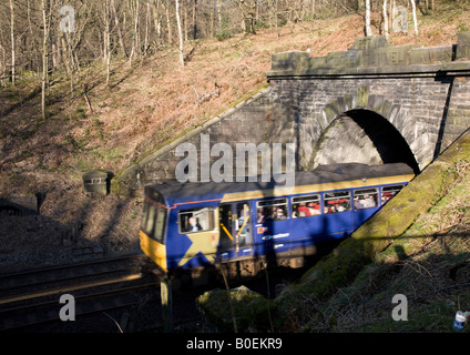 Train sortant de Totley Tunnel Grindleford Banque D'Images