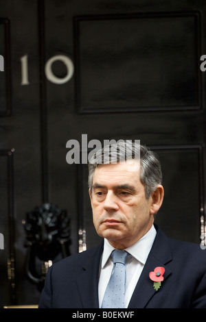 Le premier ministre Gordon Brown se trouve à l'extérieur numéro 10 Downing Street London United Kingdom Banque D'Images