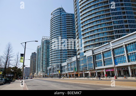 Une ligne de Toronto Édifice à condos. Banque D'Images