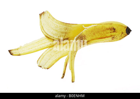 Peau de banane jetée sur fond blanc Banque D'Images
