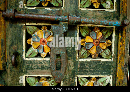 Le coloré détail d'un sculpté et peint à la main porte d'Asie. Banque D'Images