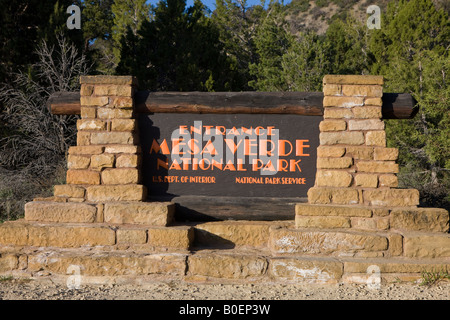Panneau d'entrée accueille les visiteurs à Mesa Verde National Park près de Cortez Colorado Banque D'Images