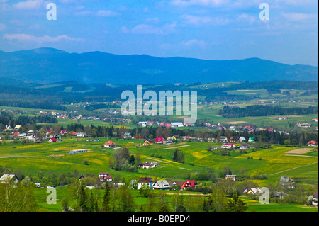 Zakopane niché dans les montagnes Tatra avec terres agricoles Pologne Banque D'Images