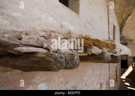 Supports en bois maçonnerie tenir ensemble d'un balcon dans le Balcon Chambre ruines Mesa Verde National Park près de Cortez Colorado Banque D'Images