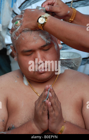 Thai man est rasée la tête avant d'aller à être moine (ouppasombot piti cérémonie) wat bor, Bangkok, Thaïlande Banque D'Images