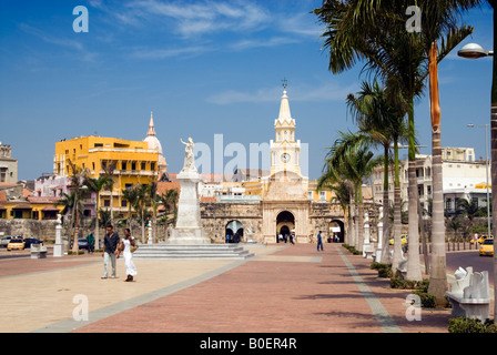 Avenue menant à la Puerta del Reloj Cartagena de Indias (Colombie Banque D'Images