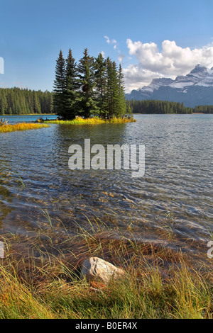 Lac et petite île pittoresque en réserve dans le nord du Canada Banque D'Images