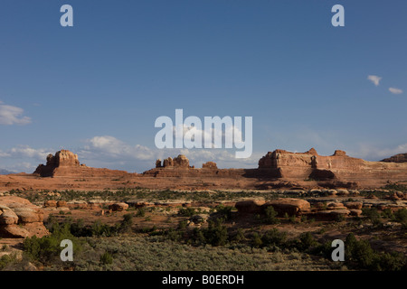 Passage de sabots de bois donnent sur le quartier des aiguilles de Canyonlands National Park au sud de Moab Utah Banque D'Images