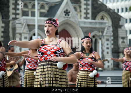 Danseuses maories à Christchurch exécutant des routines de danse traditionnelle maorie sur la place publique, photographiées danseuses féminines, Nouvelle-Zélande Banque D'Images