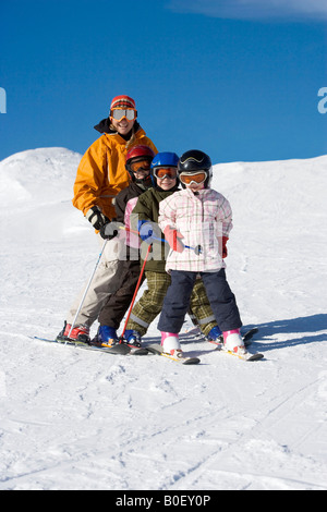 Mère avec enfants ski Banque D'Images
